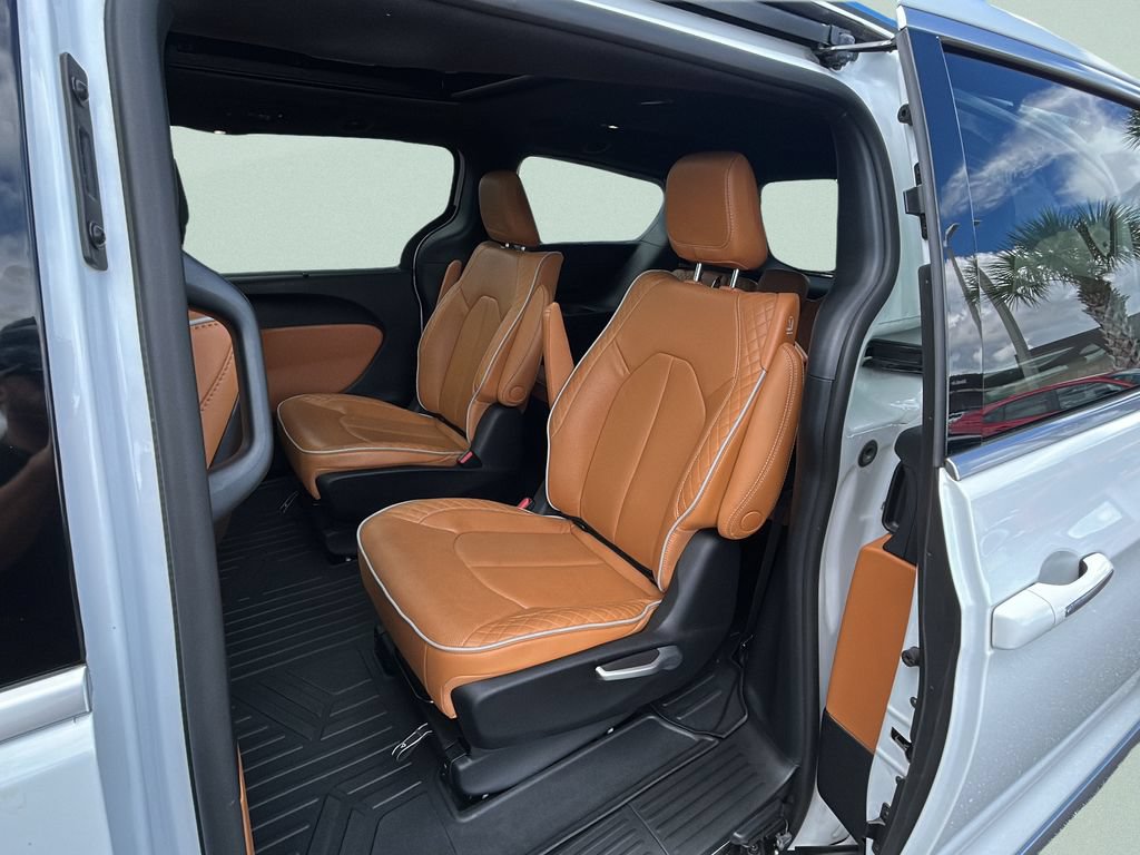 Used 2023 Chrysler Pacifica Pinnacle FWD image 11