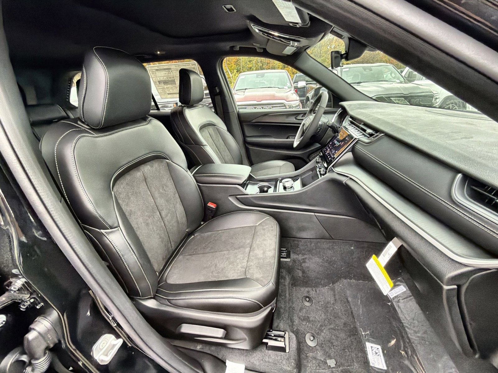 New 2025 Jeep Grand Cherokee Laredo image 26