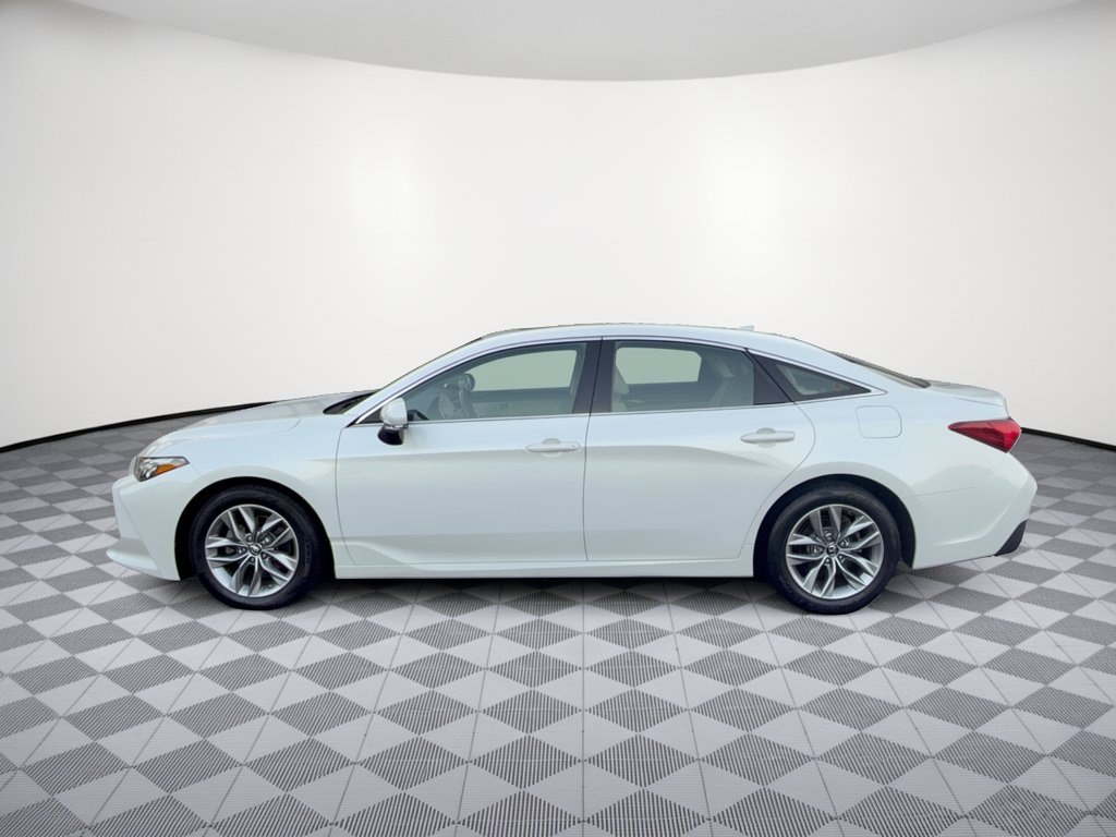 Used 2019 Toyota Avalon XLE w/ Moonroof Package FWD image 2