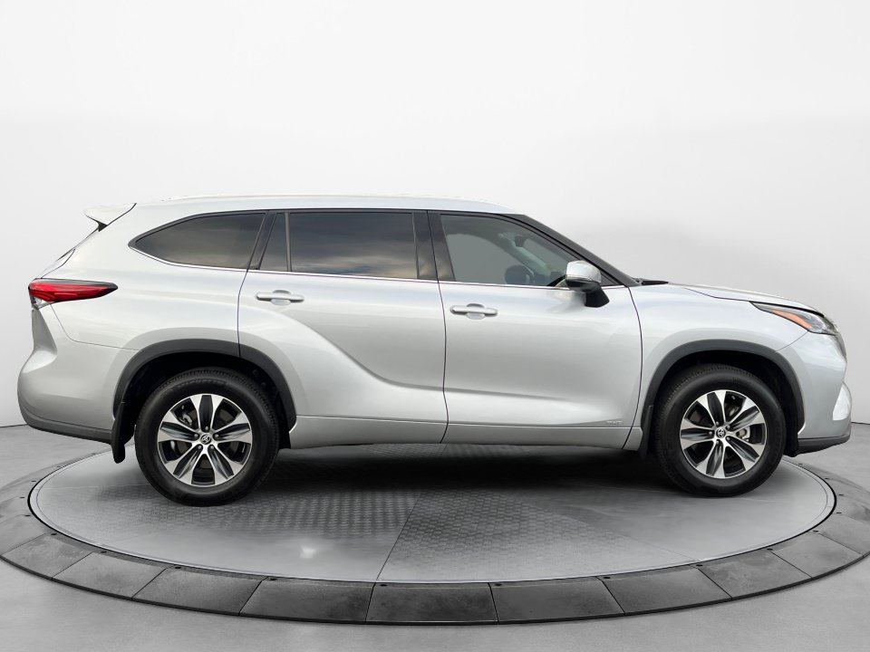 Used 2022 Toyota Highlander XLE AWD/4WD image 8