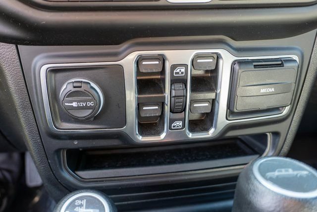 Used 2022 Jeep Gladiator Overland w/ Cold Weather Group AWD/4WD image 21