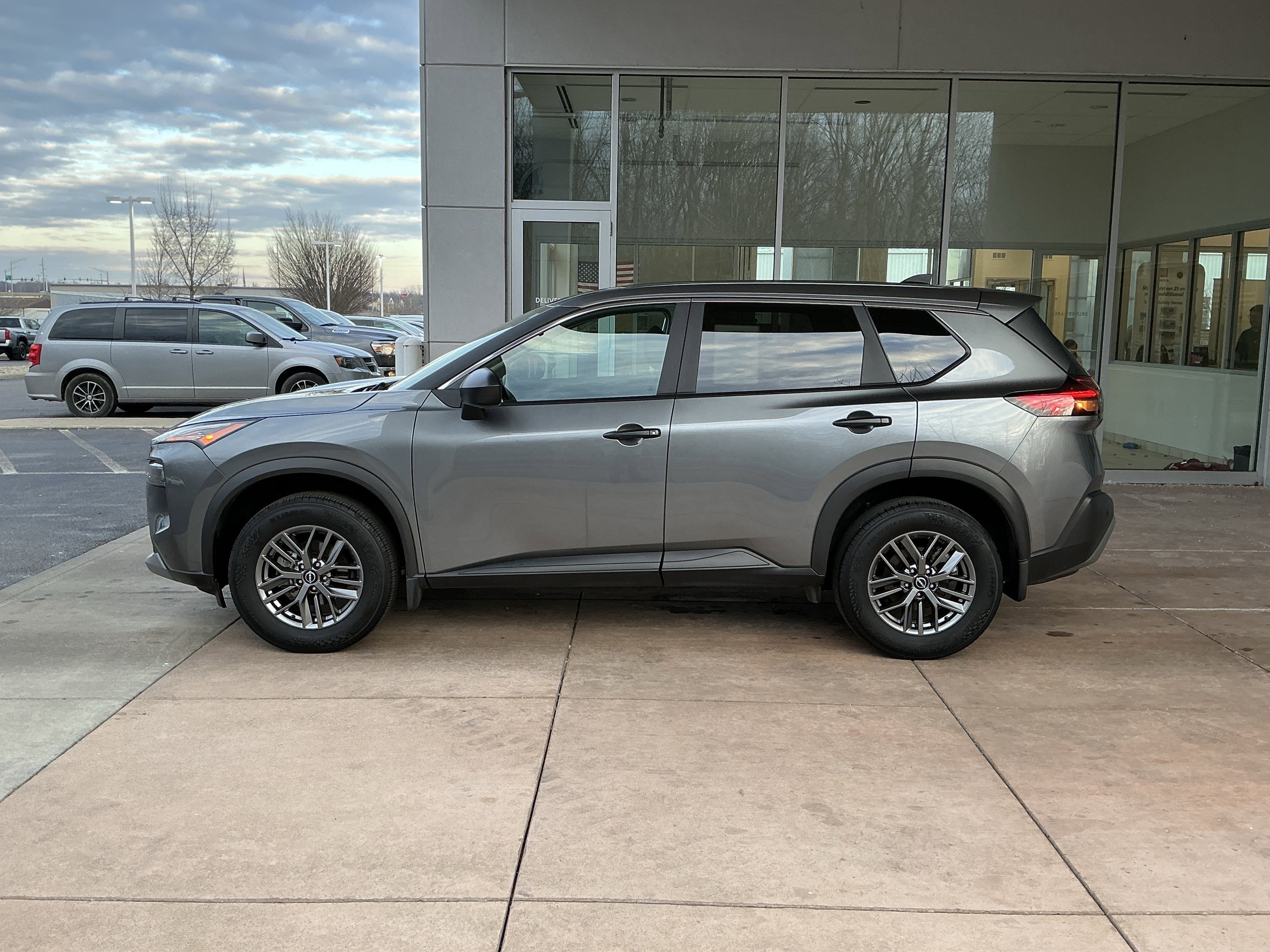 Used 2023 Nissan Rogue S image 19