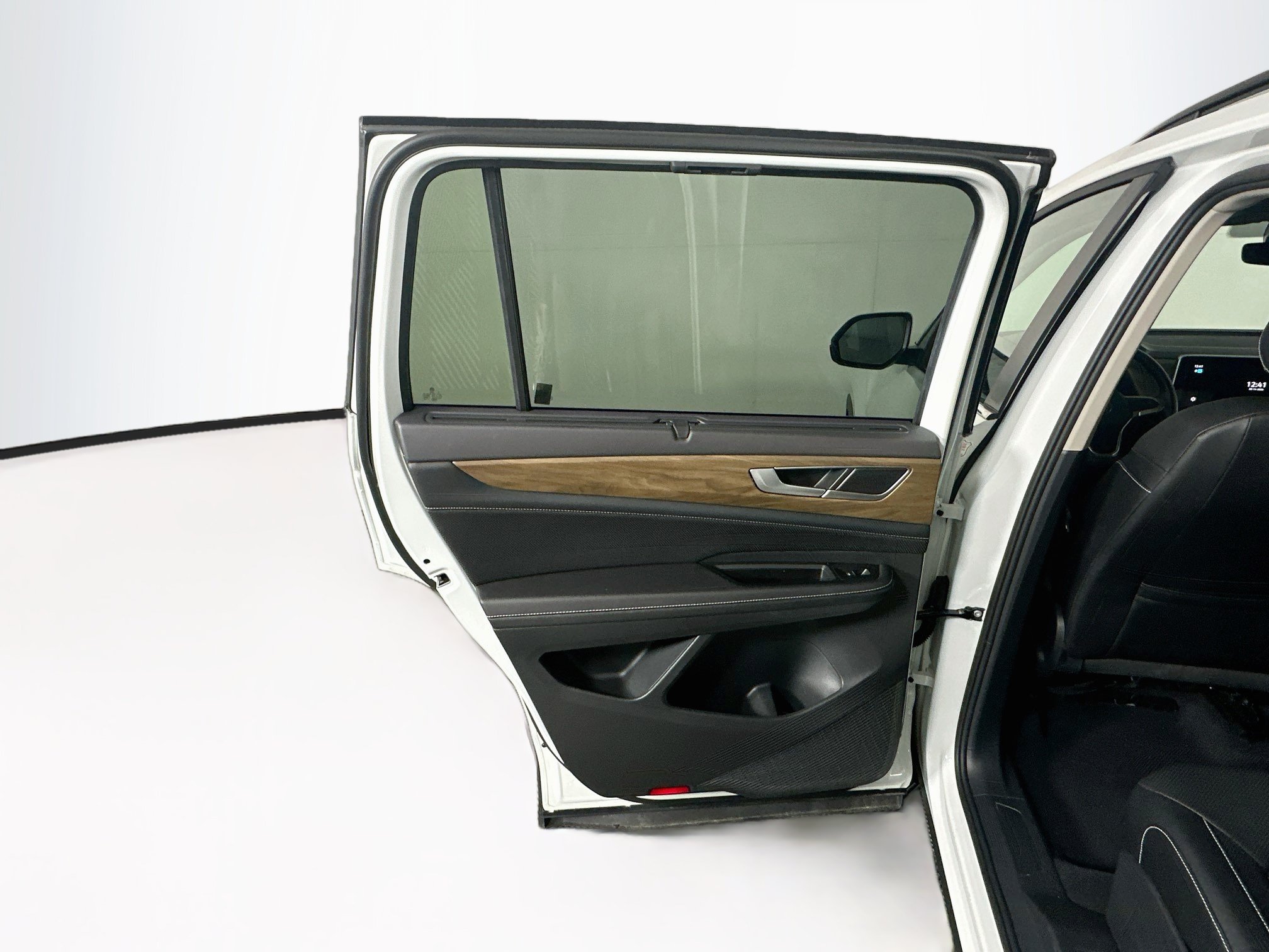 Used 2025 Volkswagen Atlas SE FWD image 26