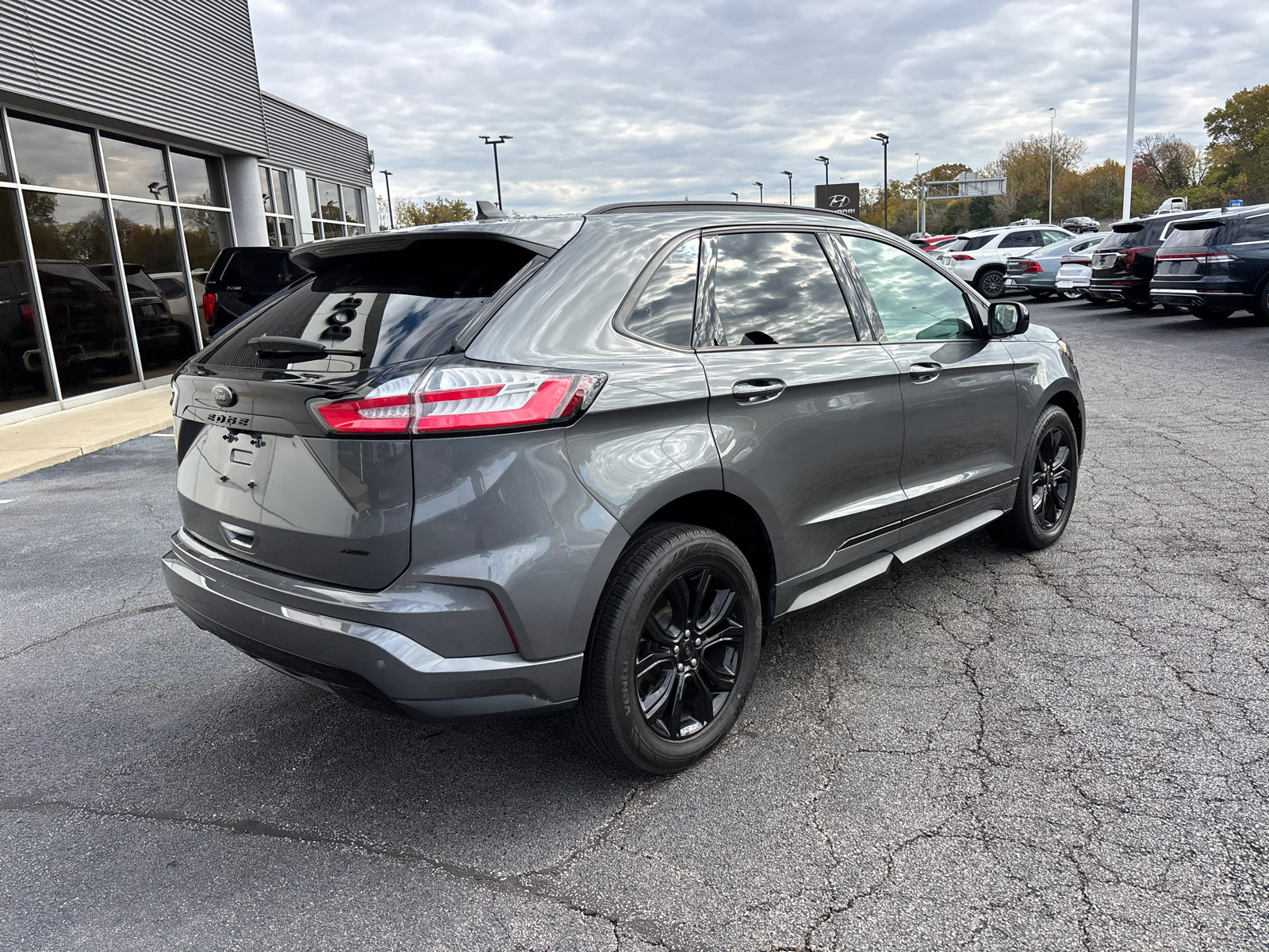 Used 2023 Ford Edge SE w/ Black Appearance Package image 7