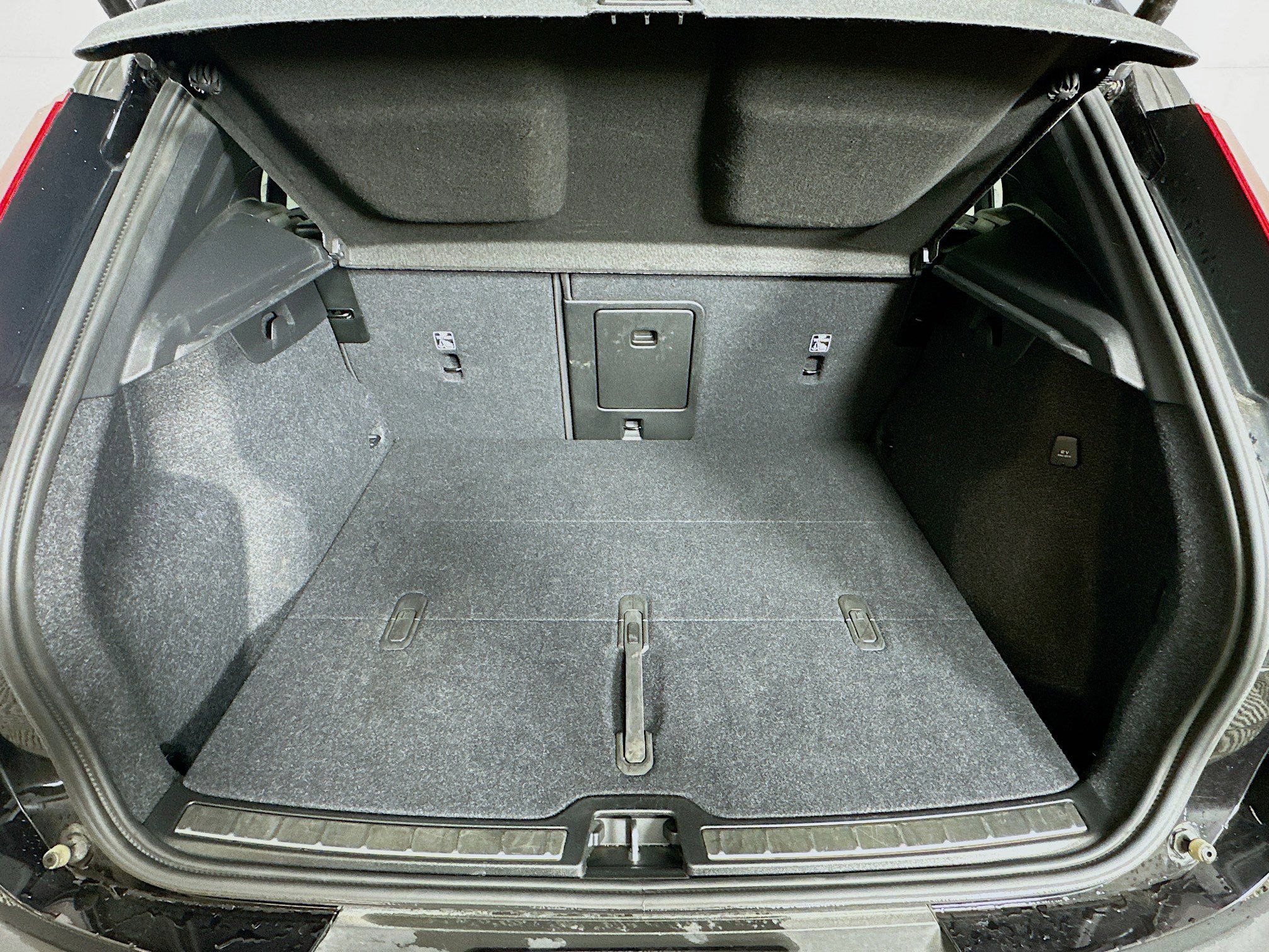 Used 2025 Volvo XC40 B5 Plus image 28