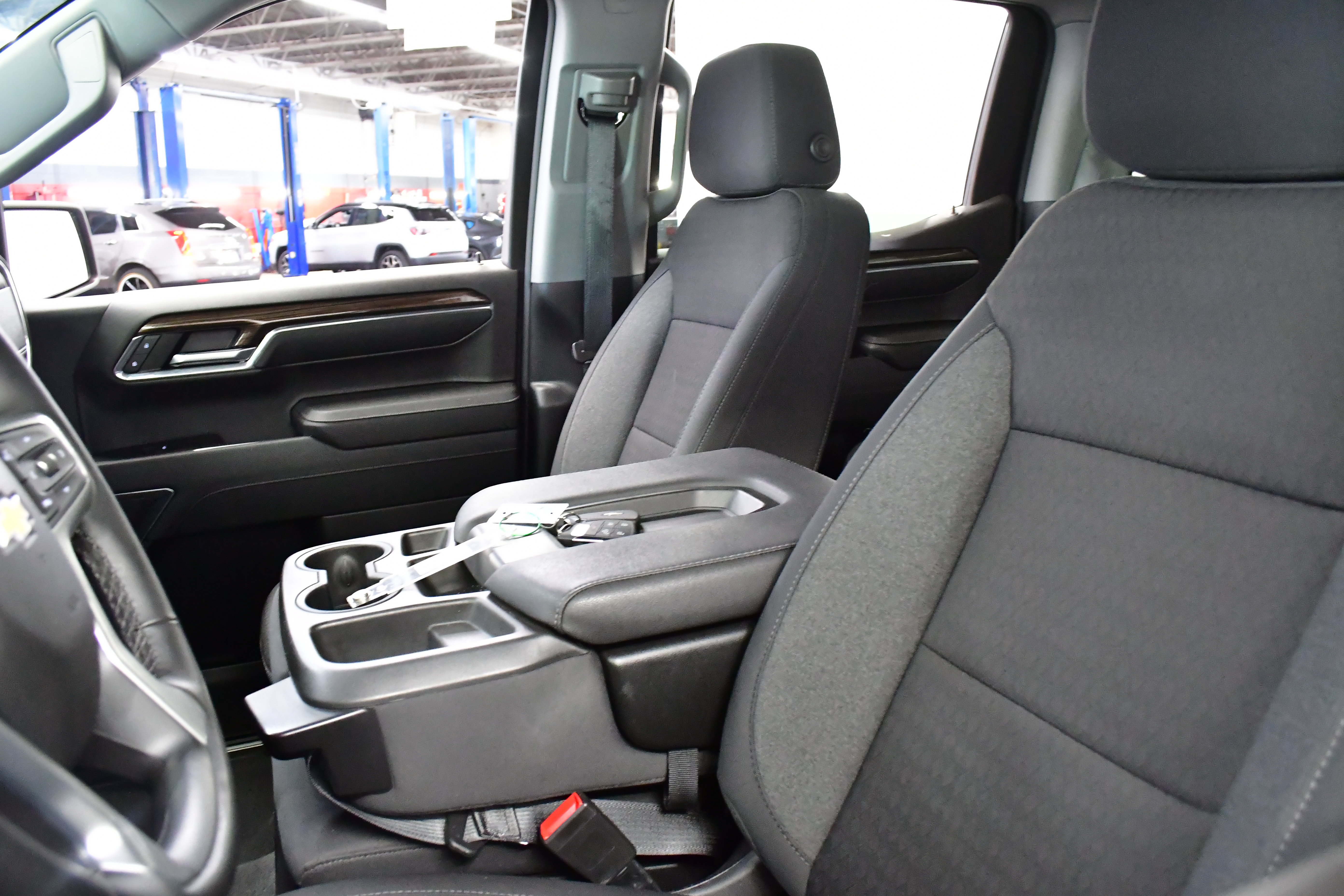 Used 2024 Chevrolet Silverado 1500 LT AWD/4WD image 9