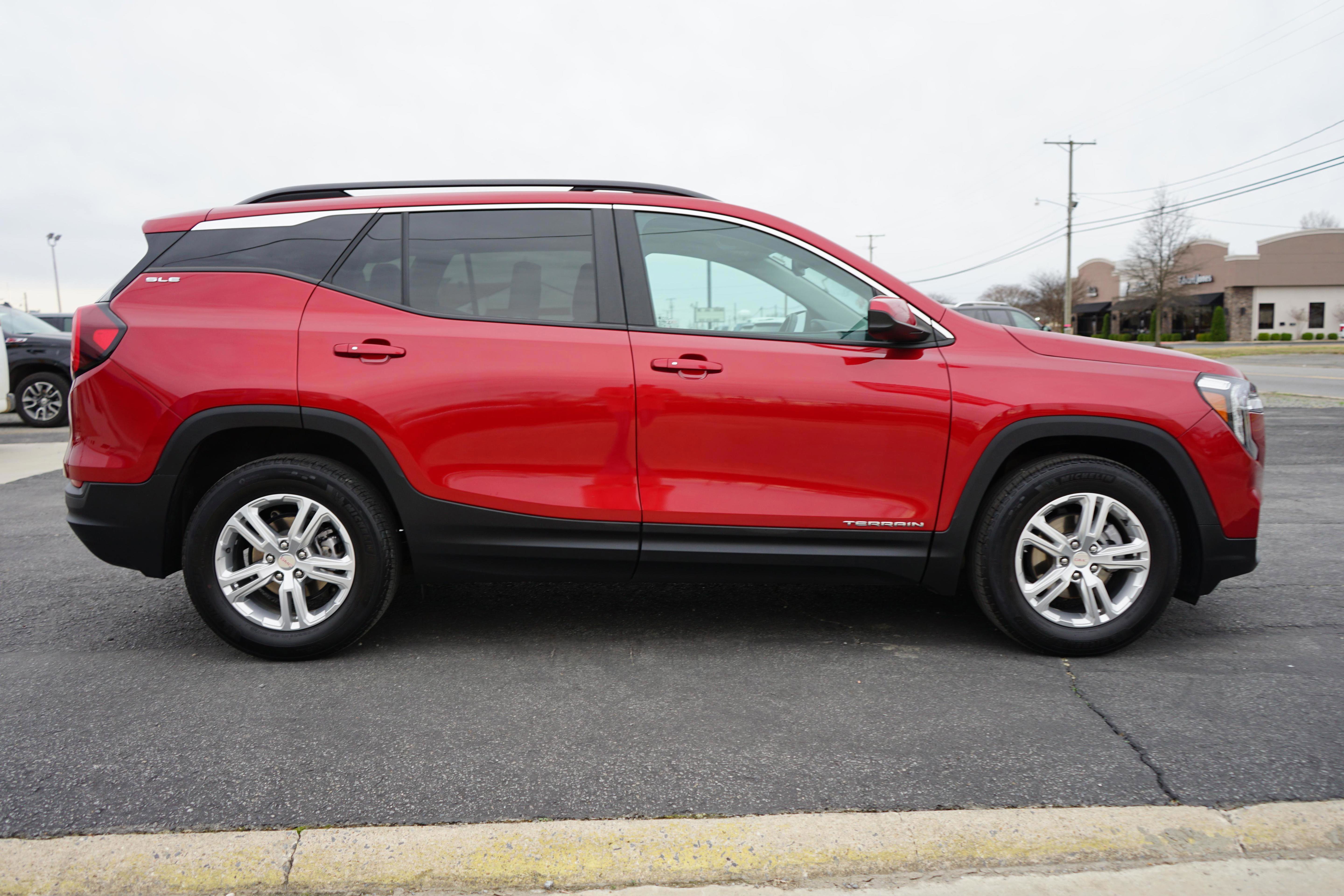 Used 2022 GMC Terrain SLE w/ Driver Convenience Package image 6