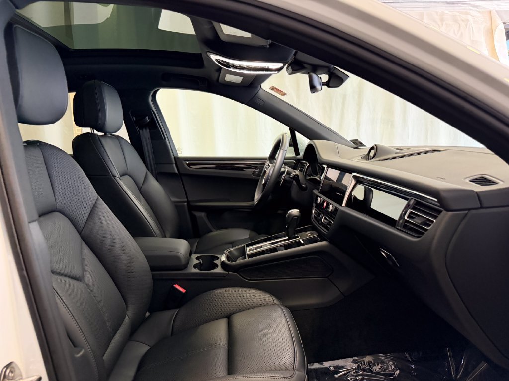 Certified 2026 Porsche Macan AWD/4WD image 16