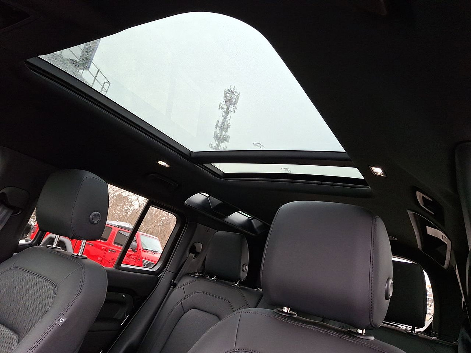 Certified 2025 Land Rover Defender 110 X-Dynamic SE image 27