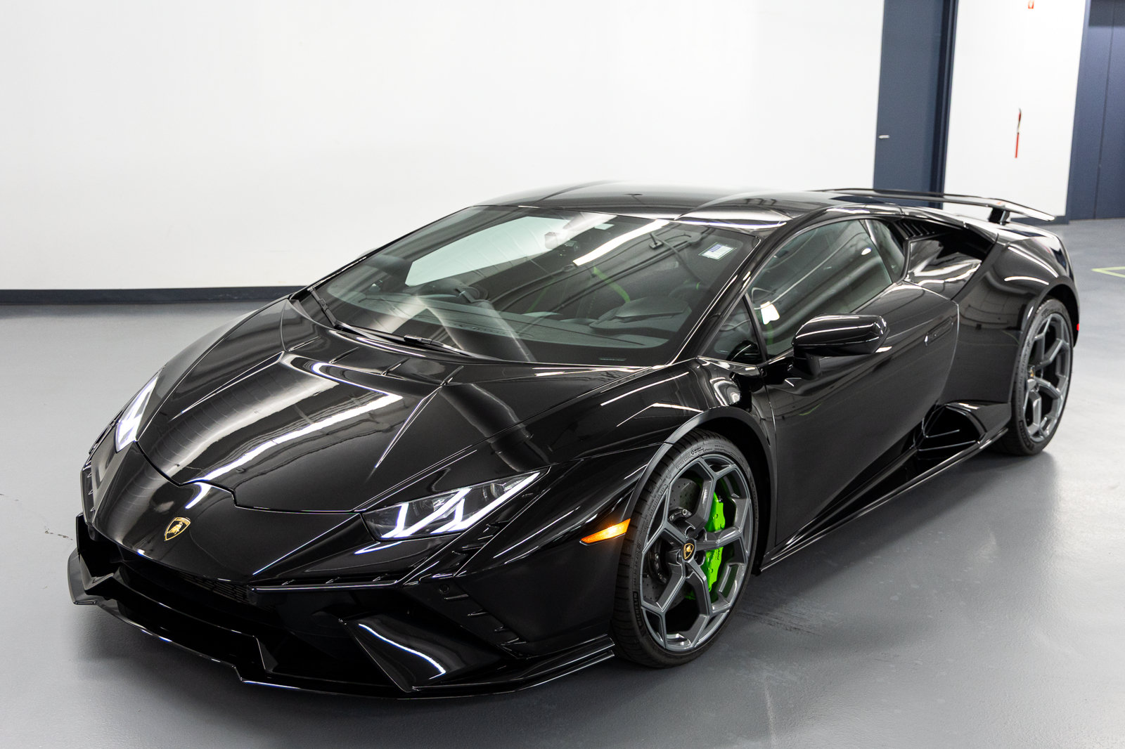 Used 2023 Lamborghini Huracan Tecnica RWD image 4