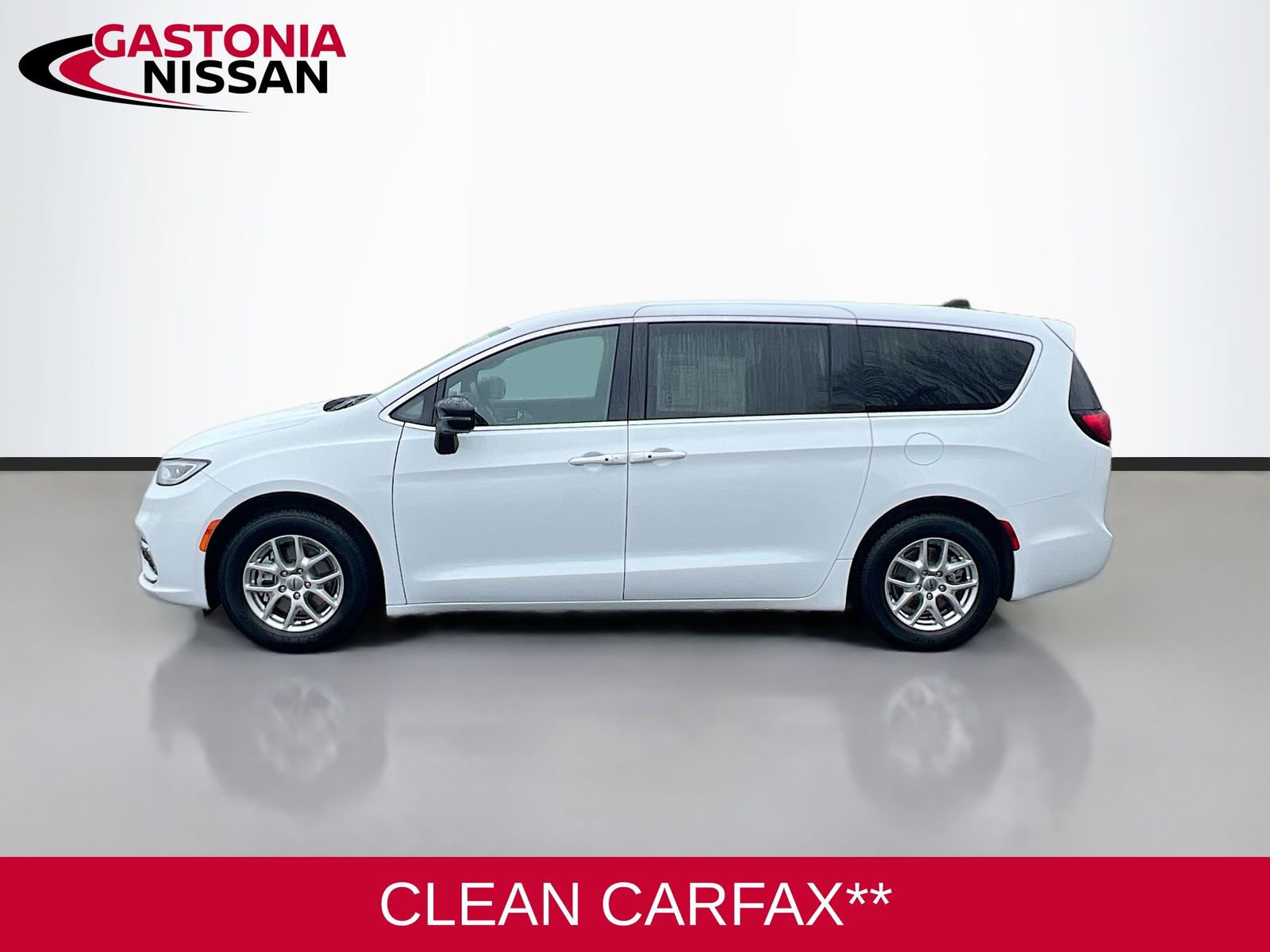 Used 2024 Chrysler Pacifica Touring image 5