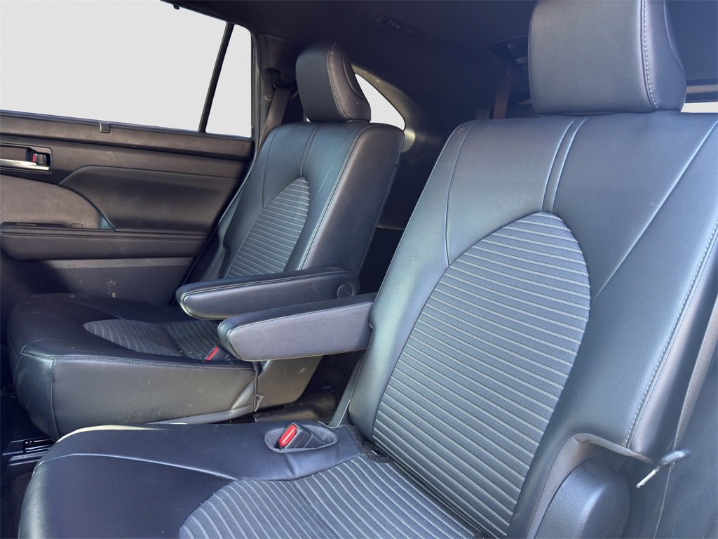 Used 2023 Toyota Highlander L image 8