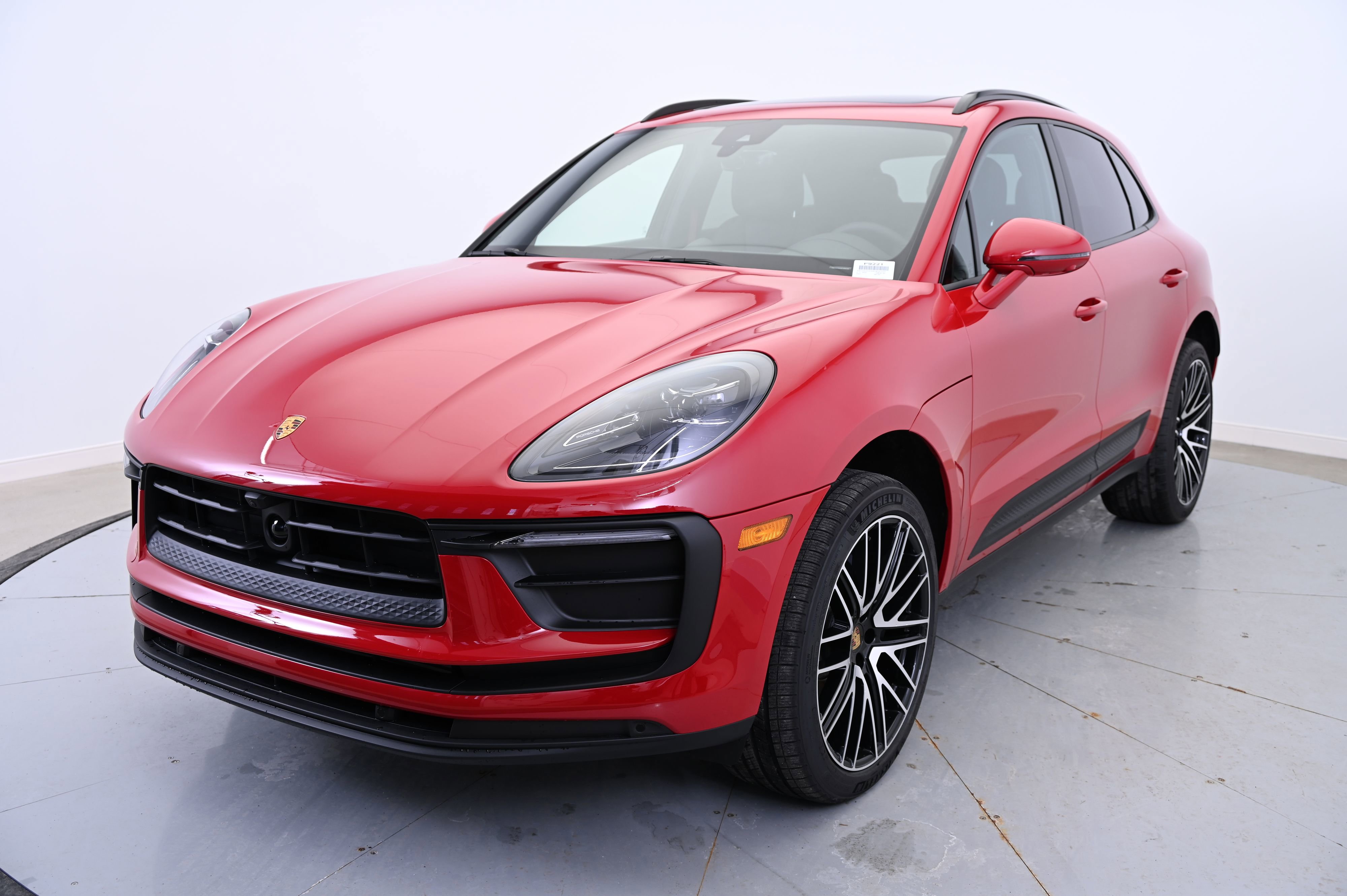 Used 2025 Porsche Macan image 1