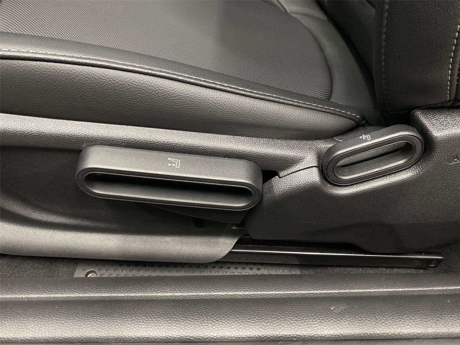 Used 2022 MINI Cooper 2-Door Hardtop FWD image 18
