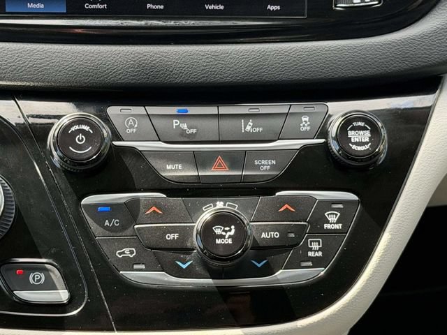 Used 2023 Chrysler Pacifica Touring-L FWD image 21
