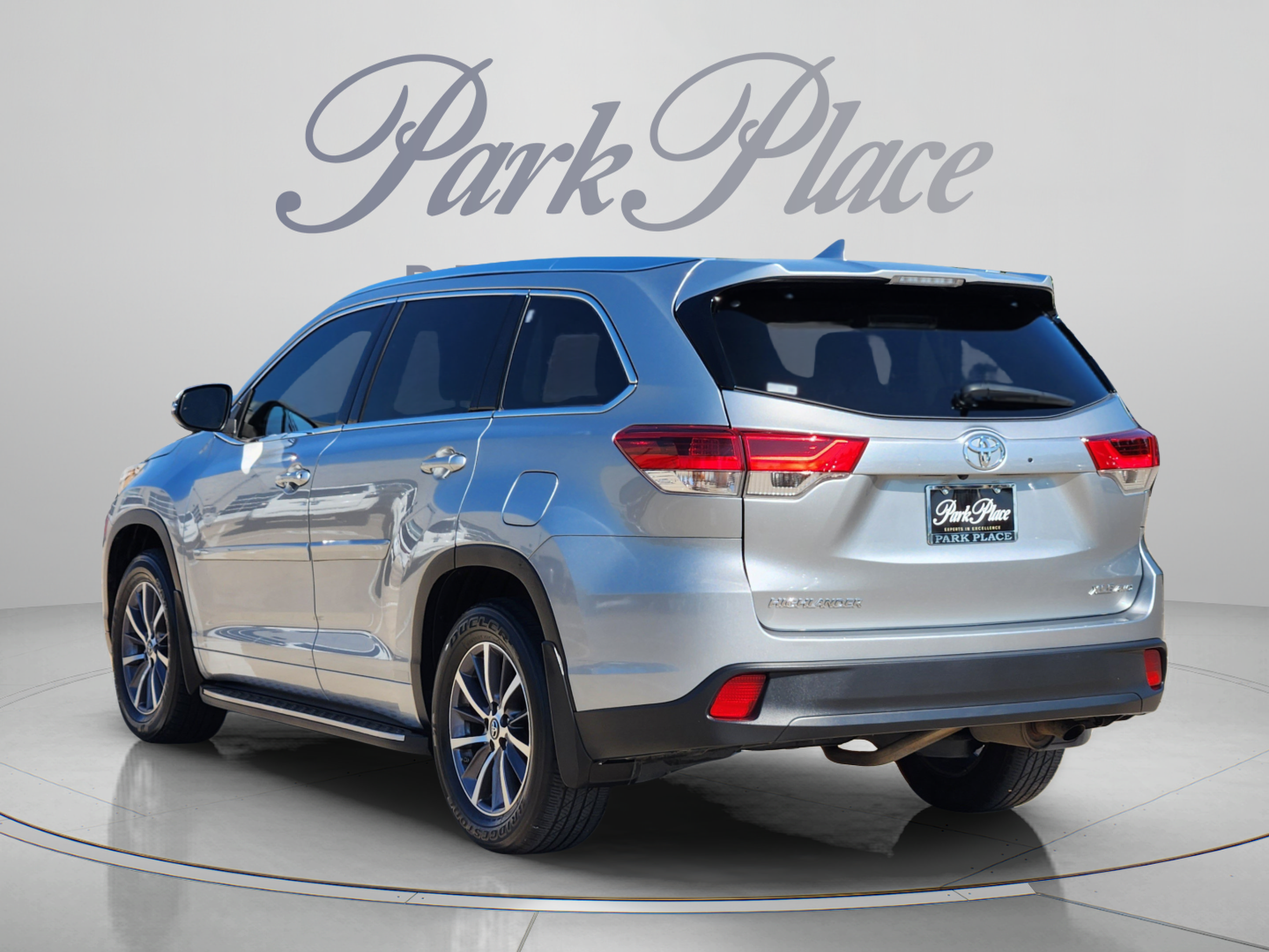 Used 2017 Toyota Highlander XLE AWD/4WD image 3
