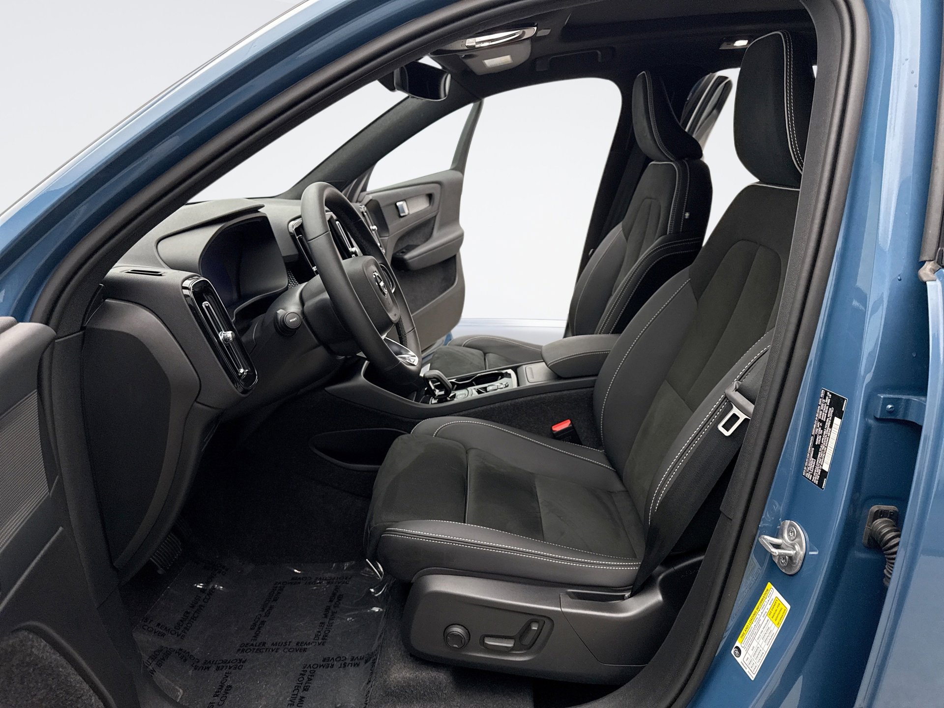 Used 2025 Volvo XC40 B5 Plus image 11