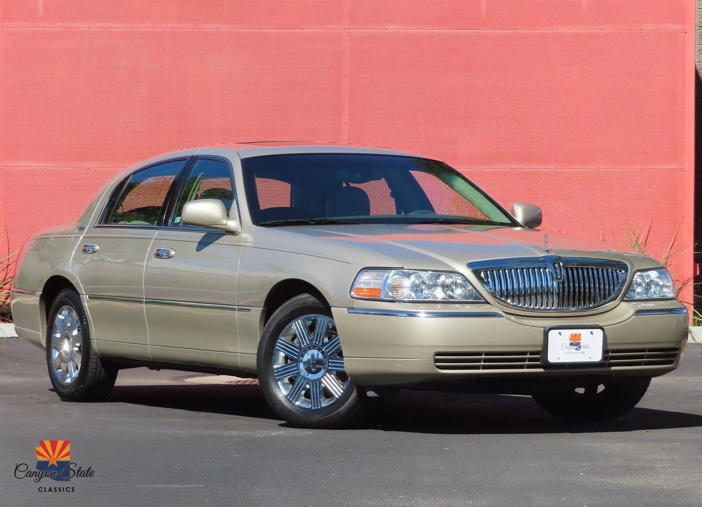 Used 2005 Lincoln Town Car Signature Limited