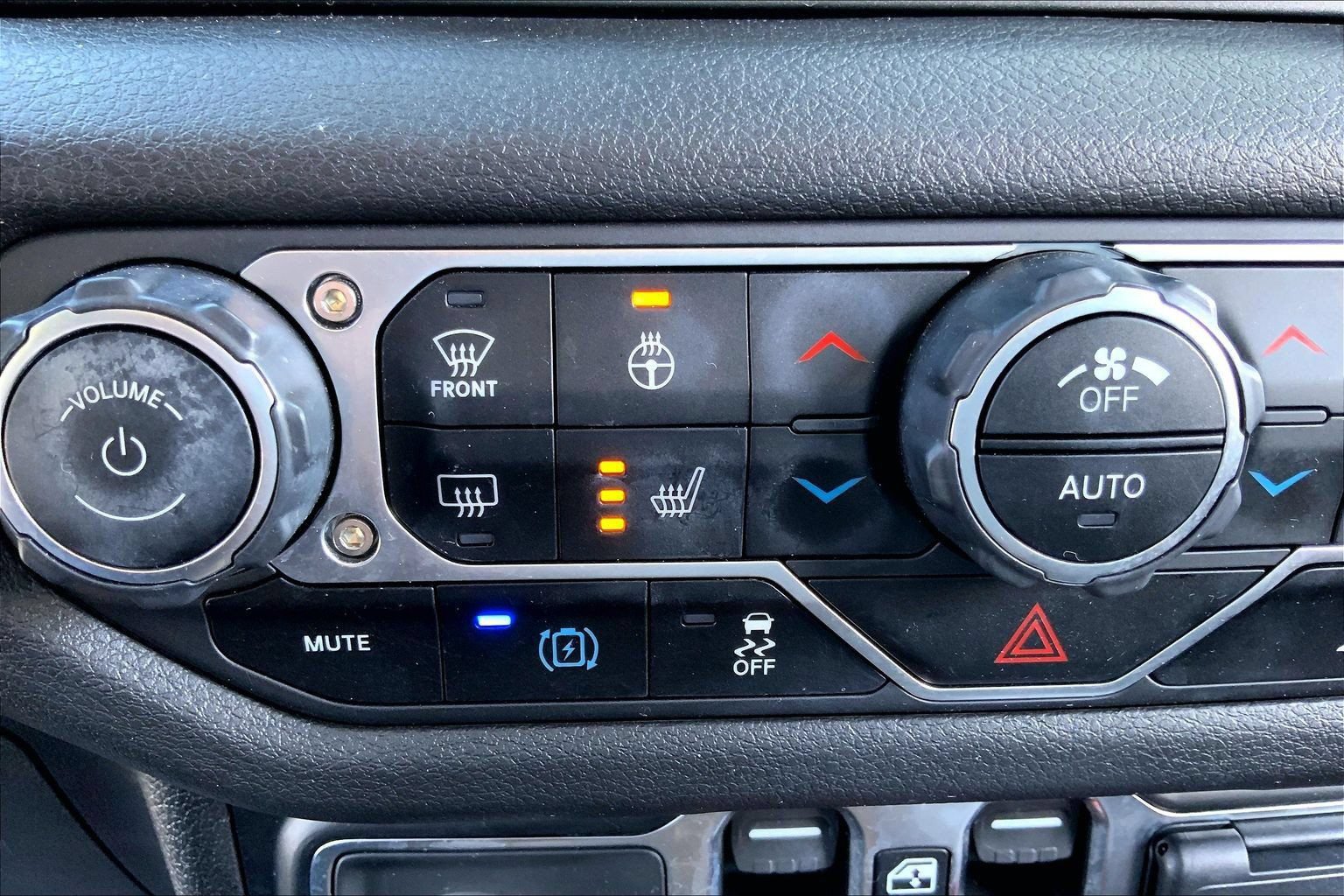 Used 2024 Jeep Wrangler Unlimited w/ Convenience Group AWD/4WD image 32