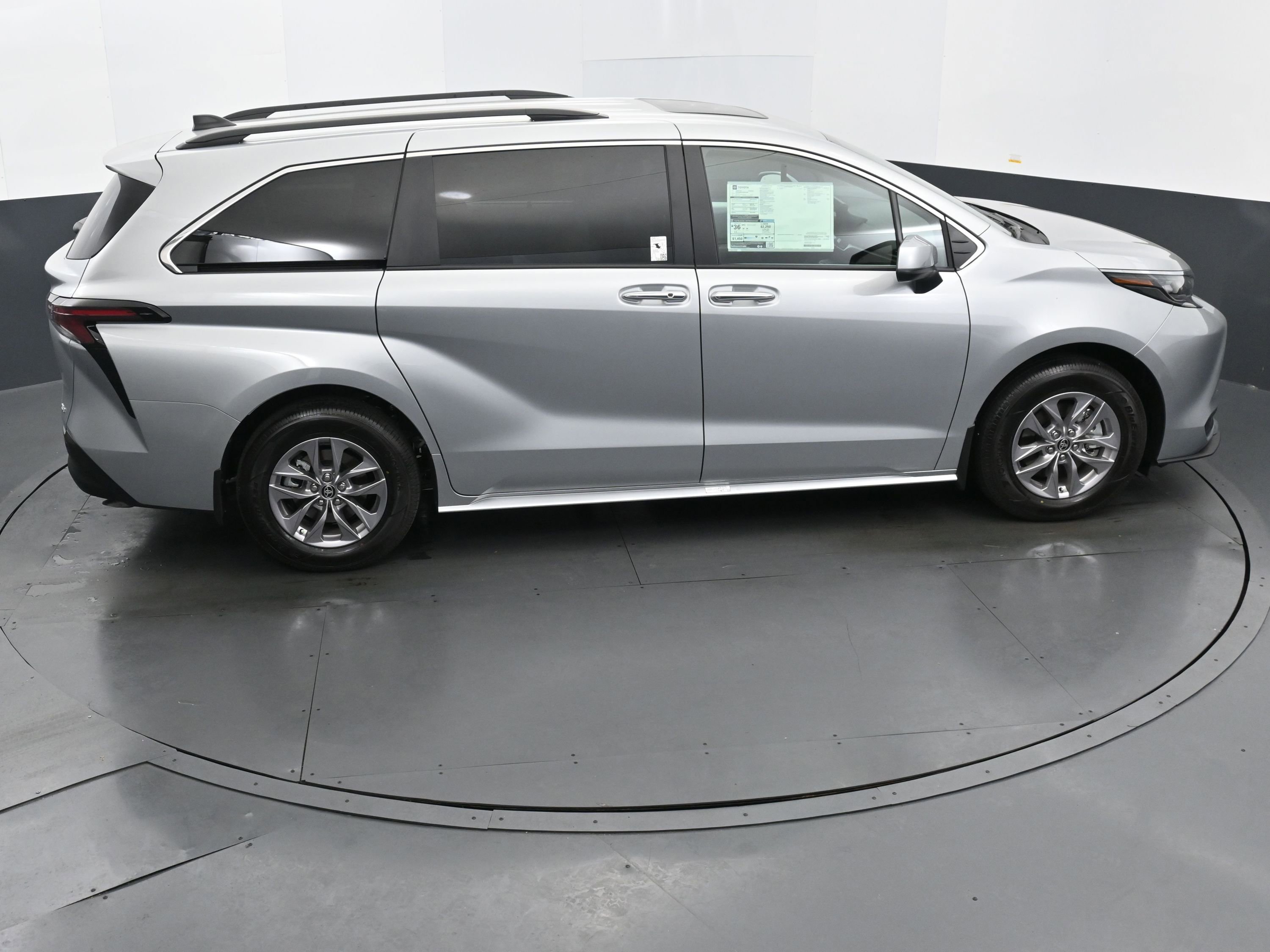 Used 2025 Toyota Sienna XLE FWD image 33