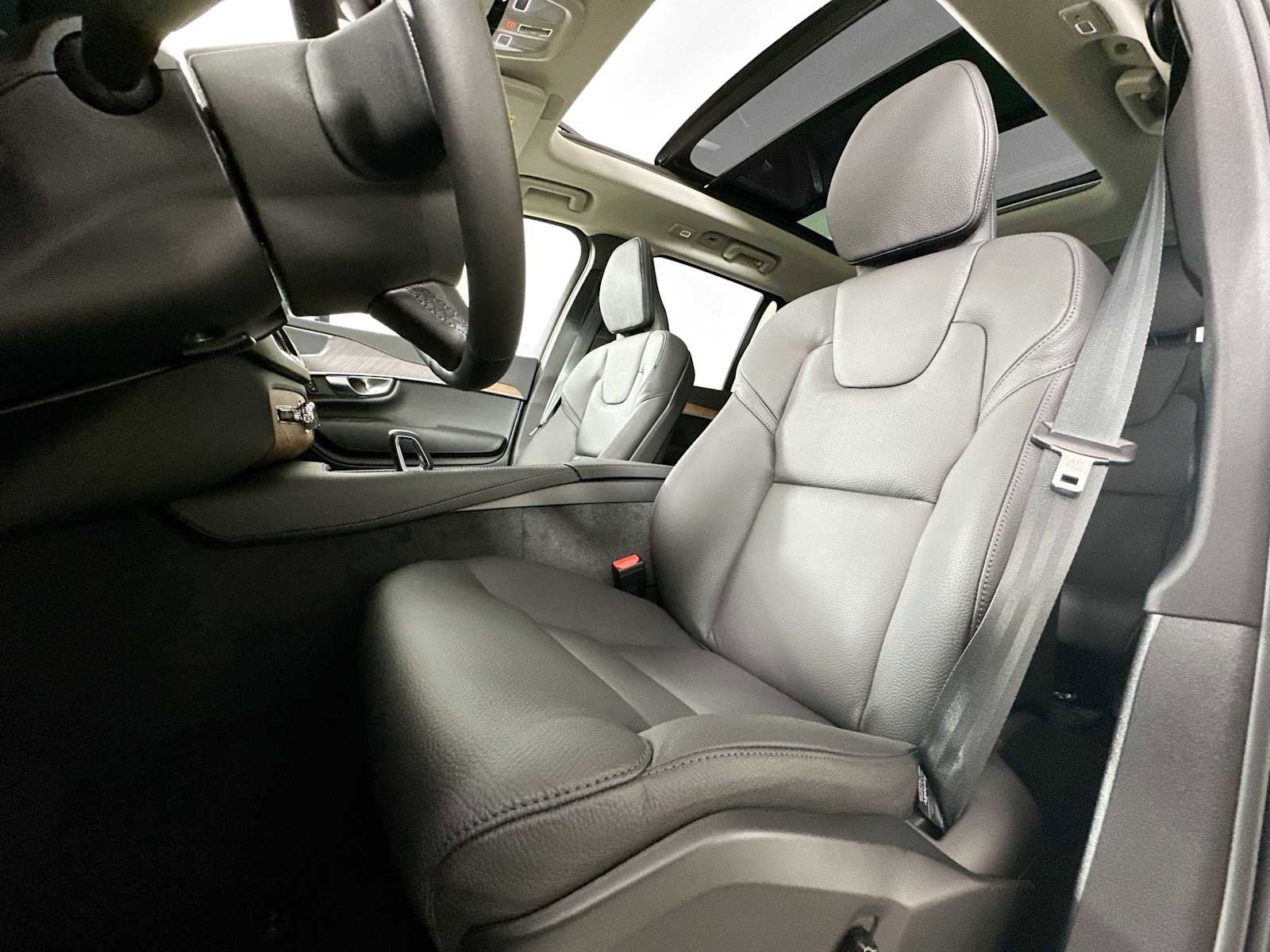 Certified 2025 Volvo XC90 T8 Plus w/ Protection Package Premier image 16