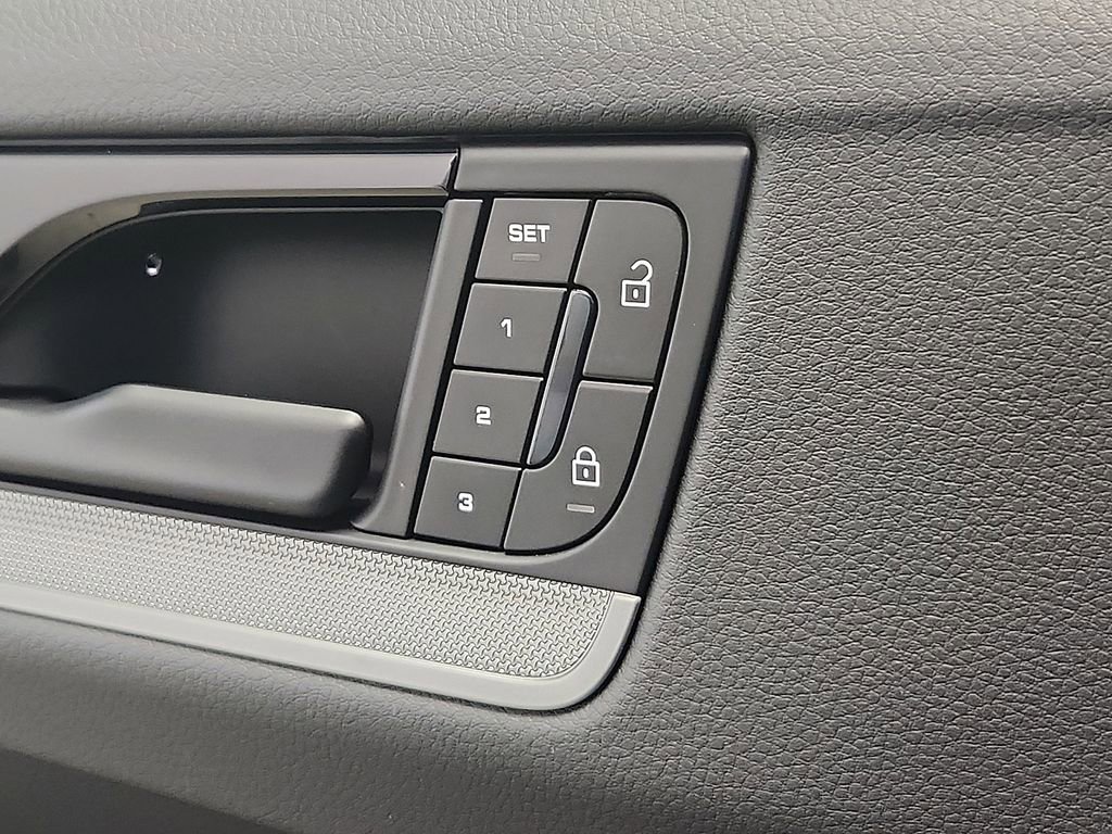 Used 2025 Porsche Cayenne image 24