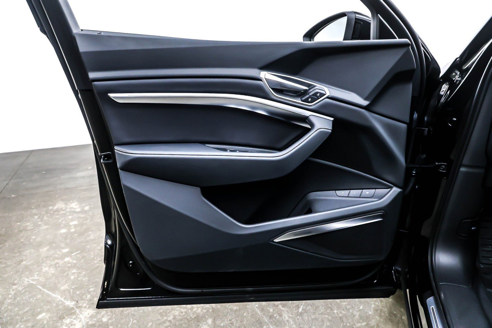 Used 2024 Audi Q8 e-tron Premium Plus image 21