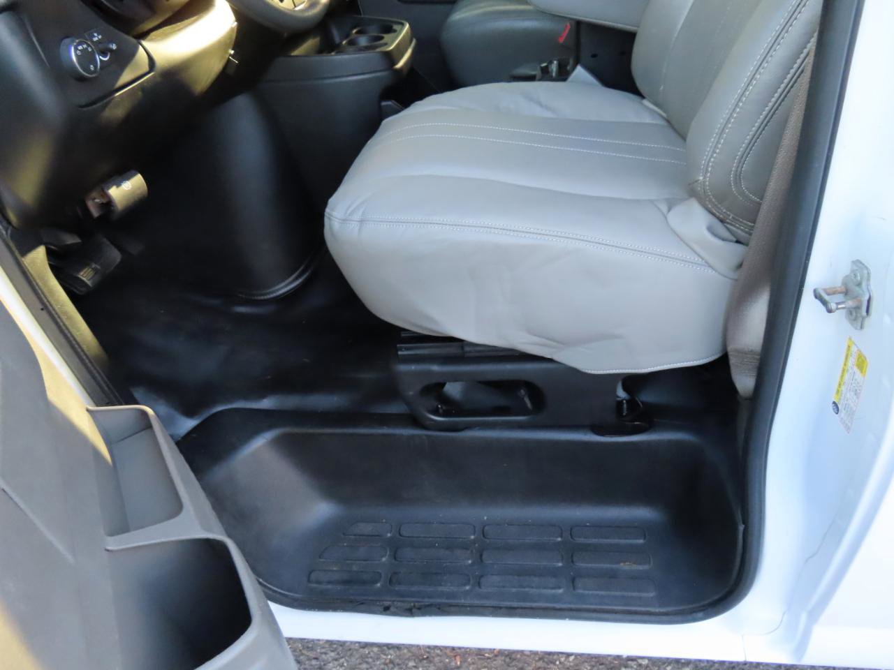 Used 2017 Chevrolet Express 2500 RWD image 7