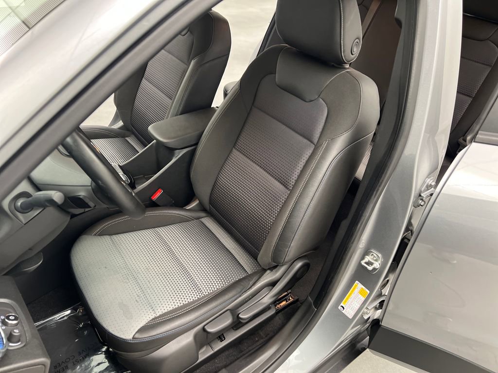 Used 2025 Chevrolet Trax LT w/ LT Convenience Package FWD image 9