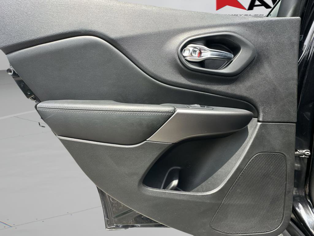 Used 2019 Jeep Cherokee Limited image 30