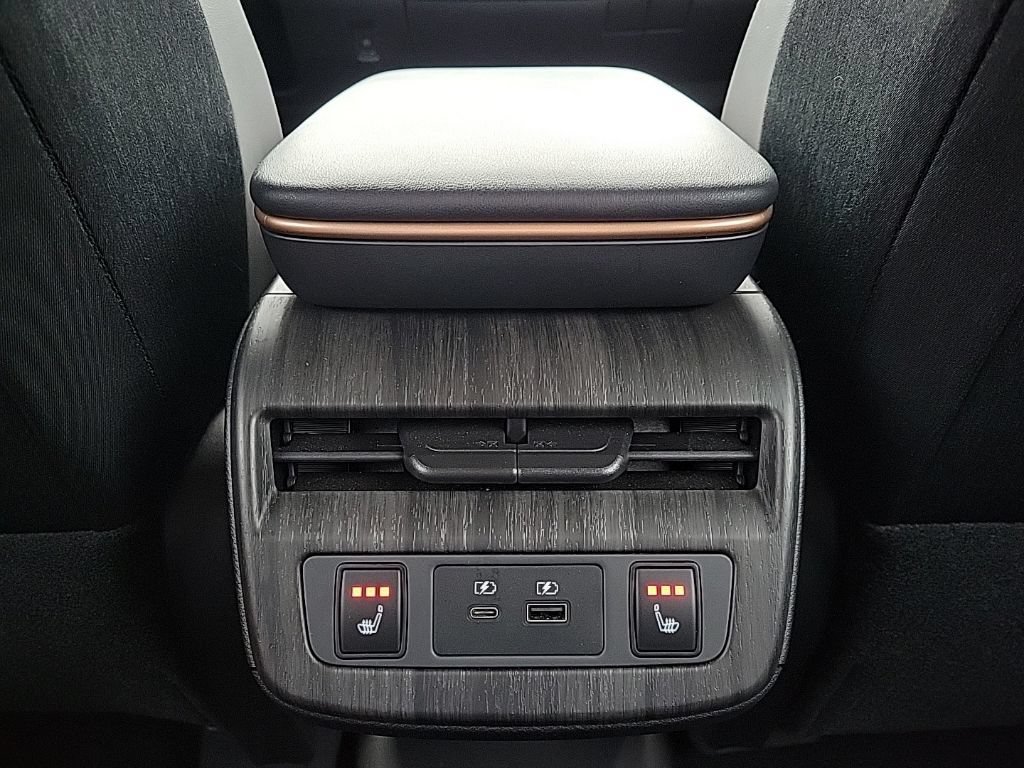 Used 2023 Nissan Ariya AWD image 17