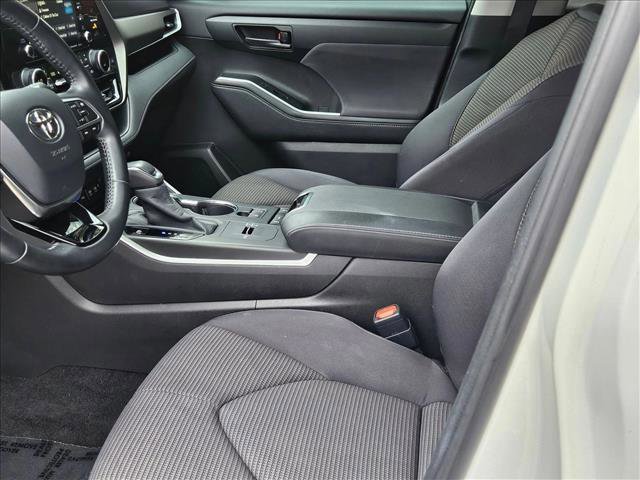 Used 2020 Toyota Highlander LE image 11