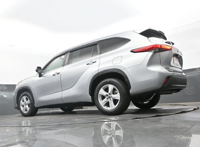 Used 2023 Toyota Highlander L FWD image 24