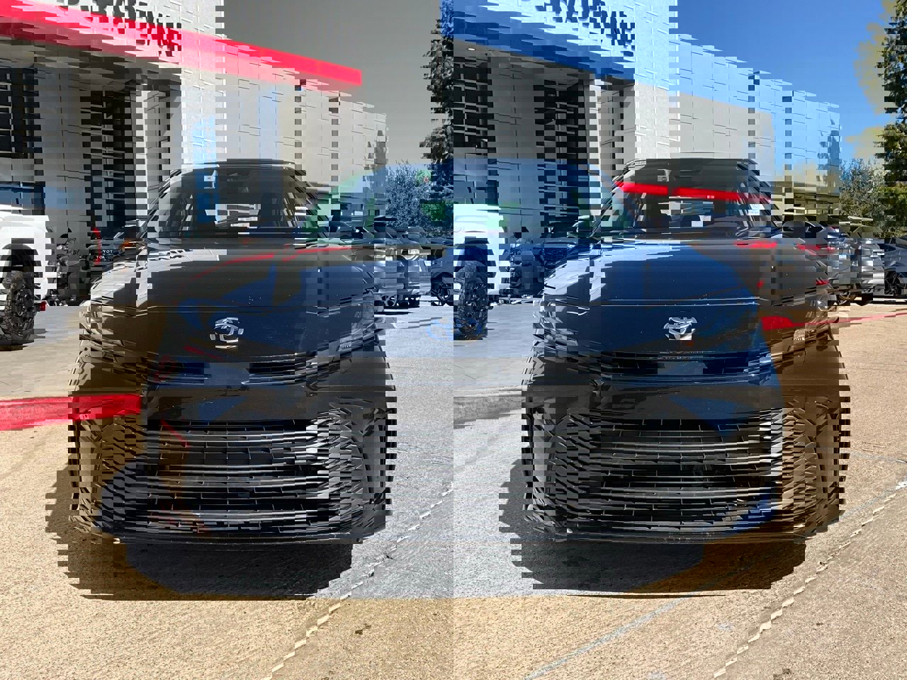 Used 2025 Toyota Camry LE image 4