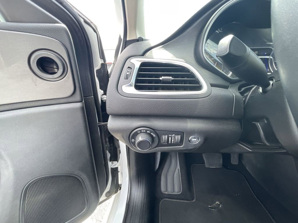 Used 2017 Chrysler 200 Limited Platinum FWD image 17
