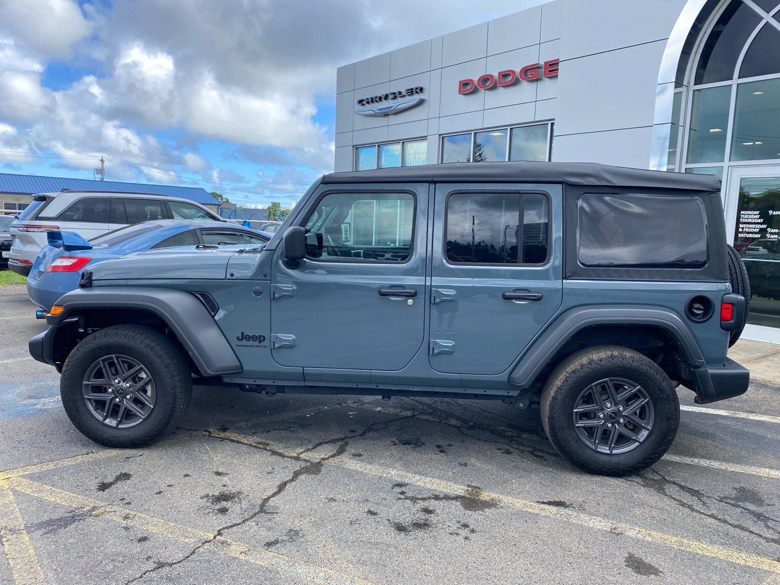 Used 2025 Jeep Wrangler Unlimited Sport AWD/4WD image 2