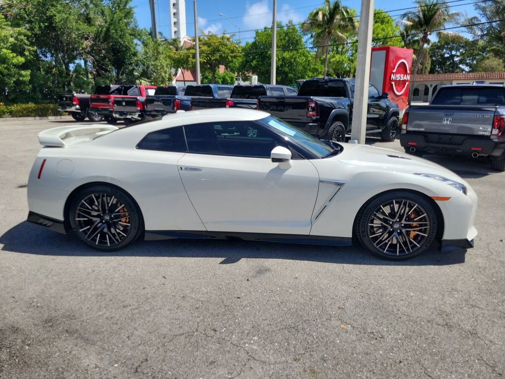Used 2021 Nissan GT-R Premium image 9