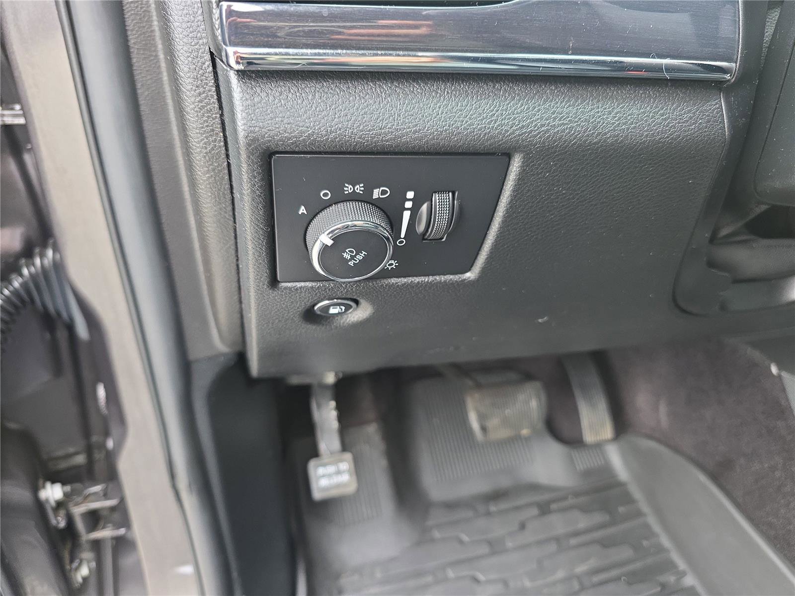 Used 2019 Jeep Grand Cherokee Overland image 16