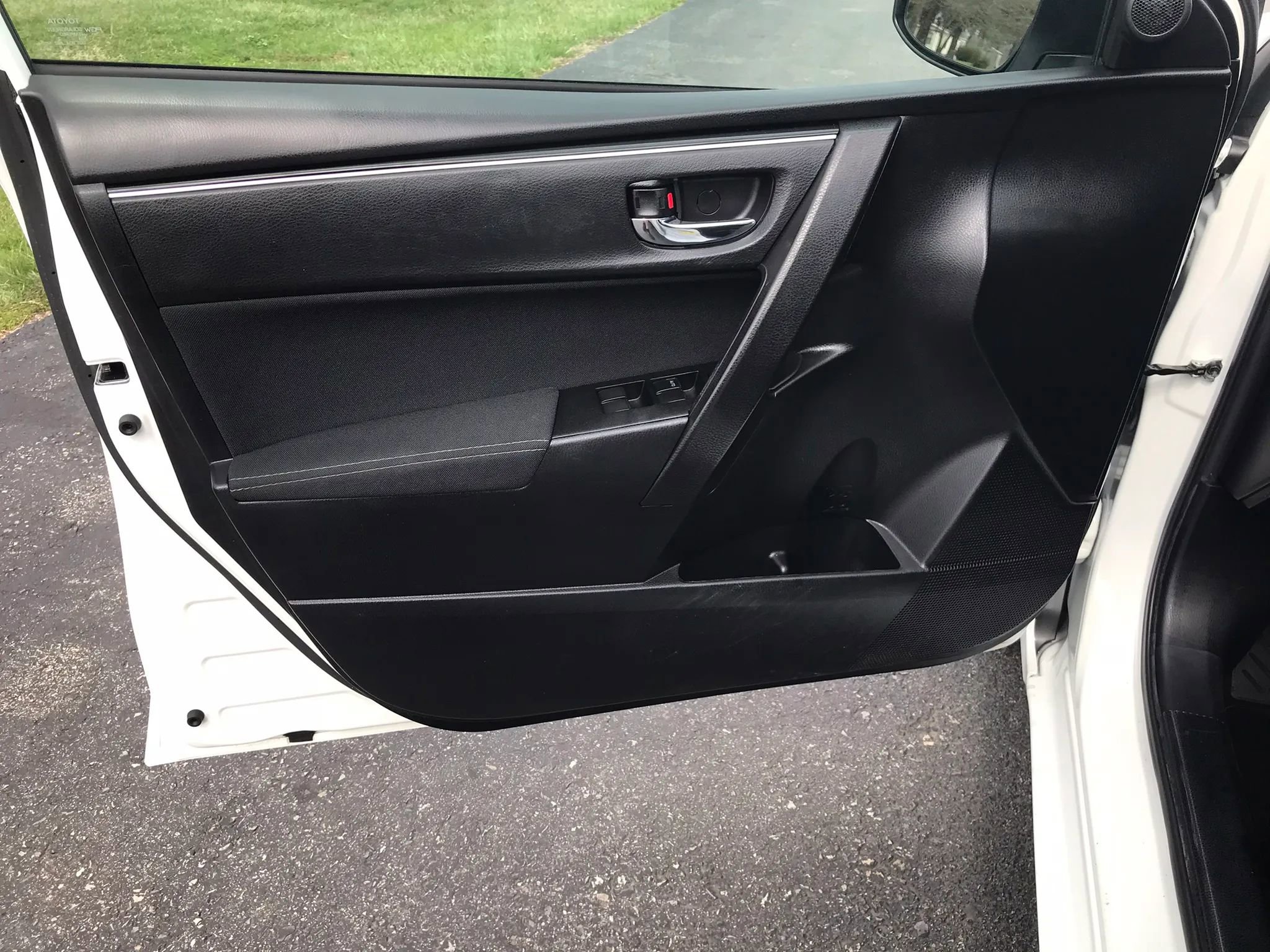 Used 2018 Toyota Corolla LE image 10