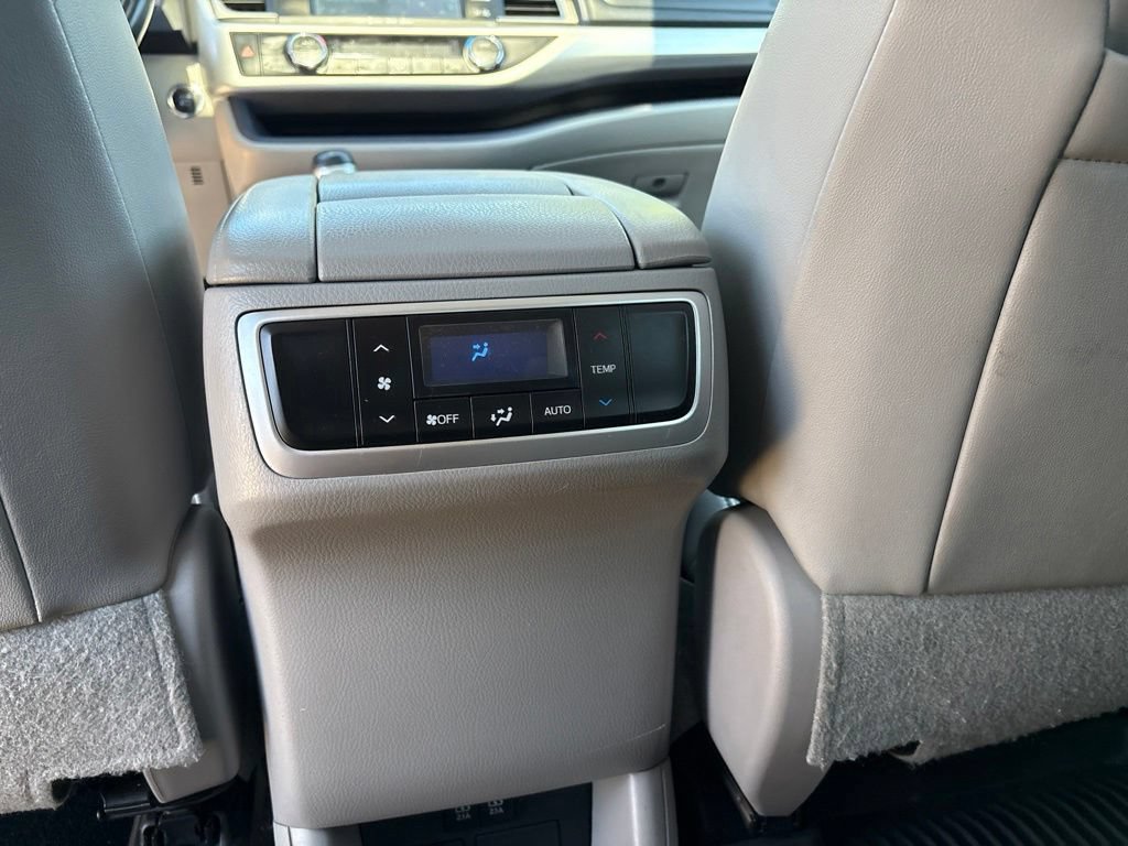 Used 2017 Toyota Highlander XLE AWD/4WD image 21