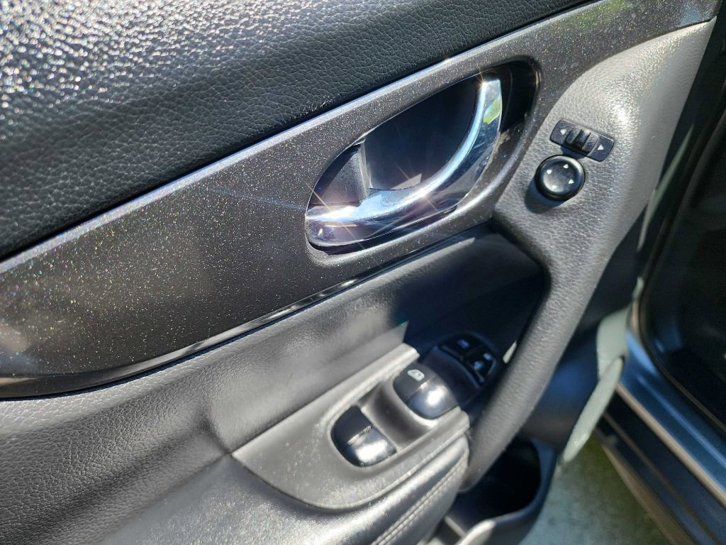 Used 2018 Nissan Rogue S image 11