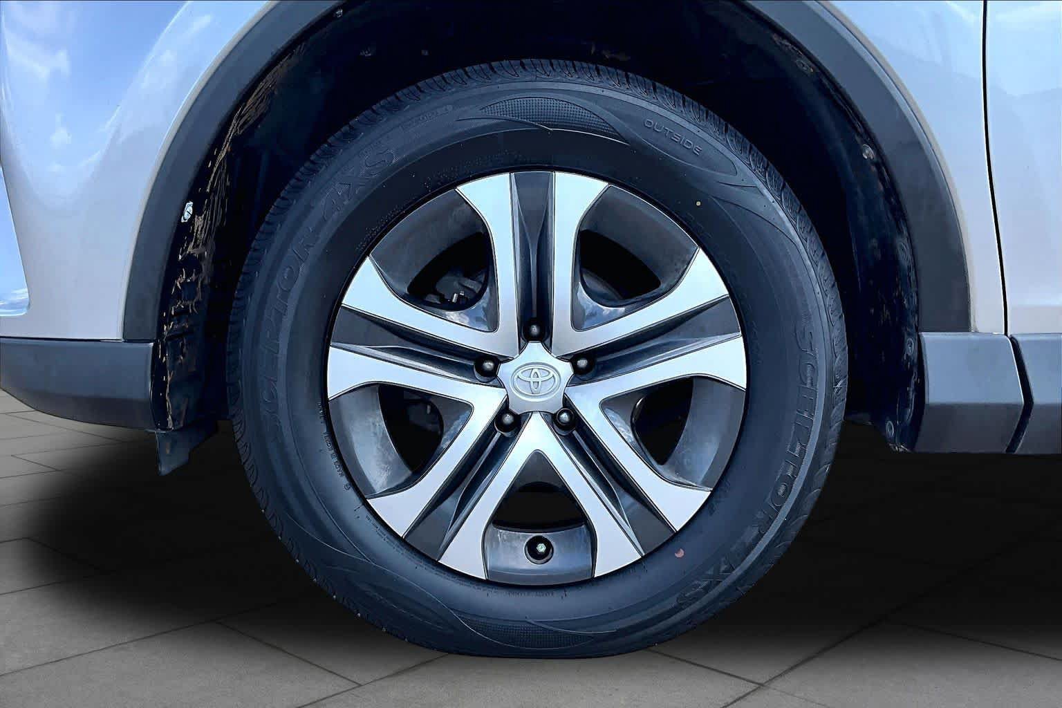 Used 2017 Toyota RAV4 LE FWD image 11