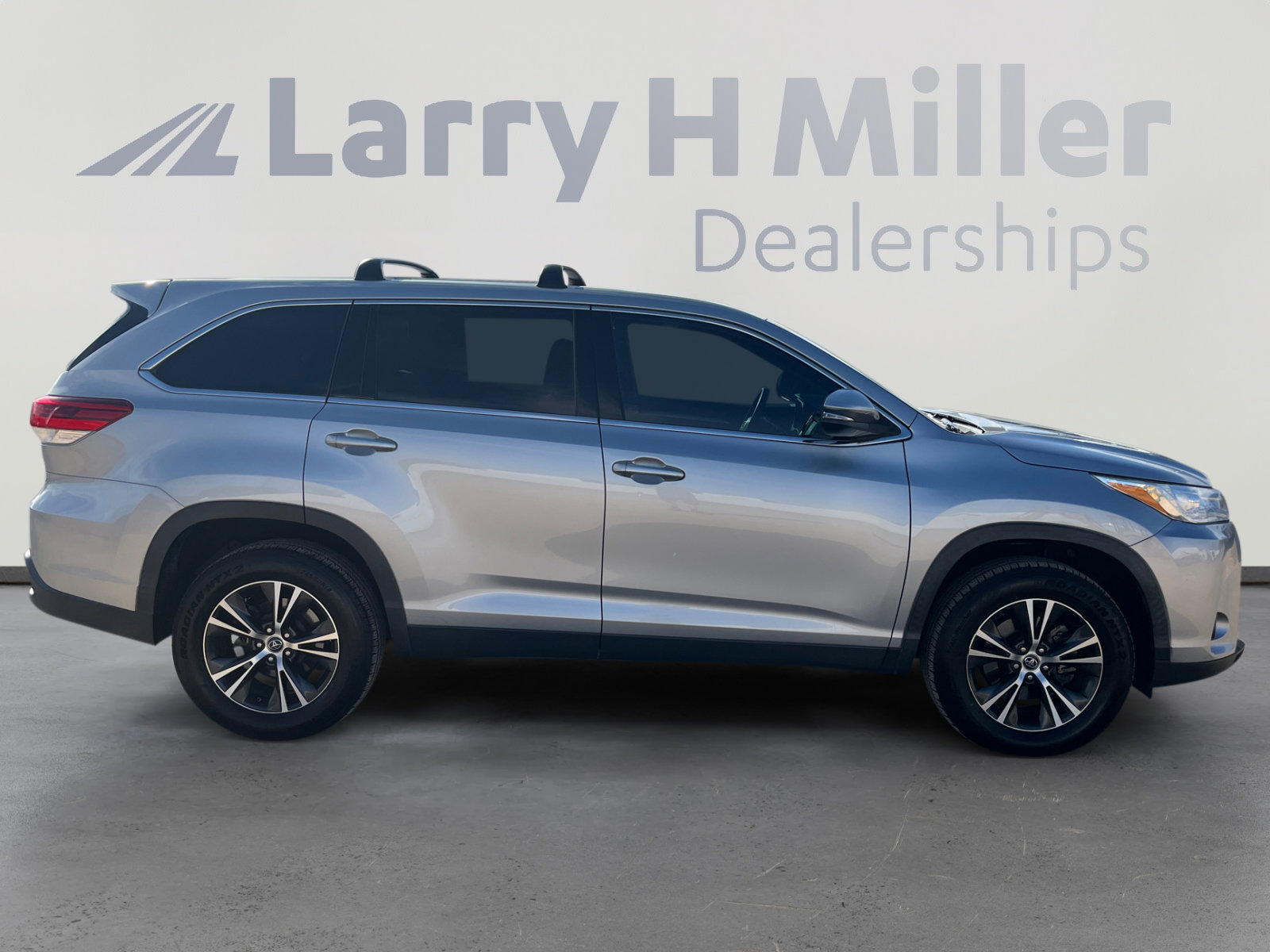 Used 2019 Toyota Highlander LE FWD image 6