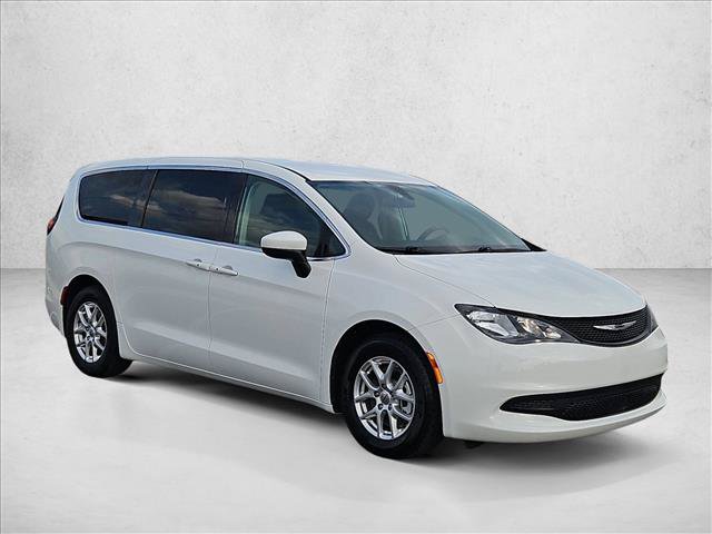 Used 2022 Chrysler Voyager LX FWD image 3