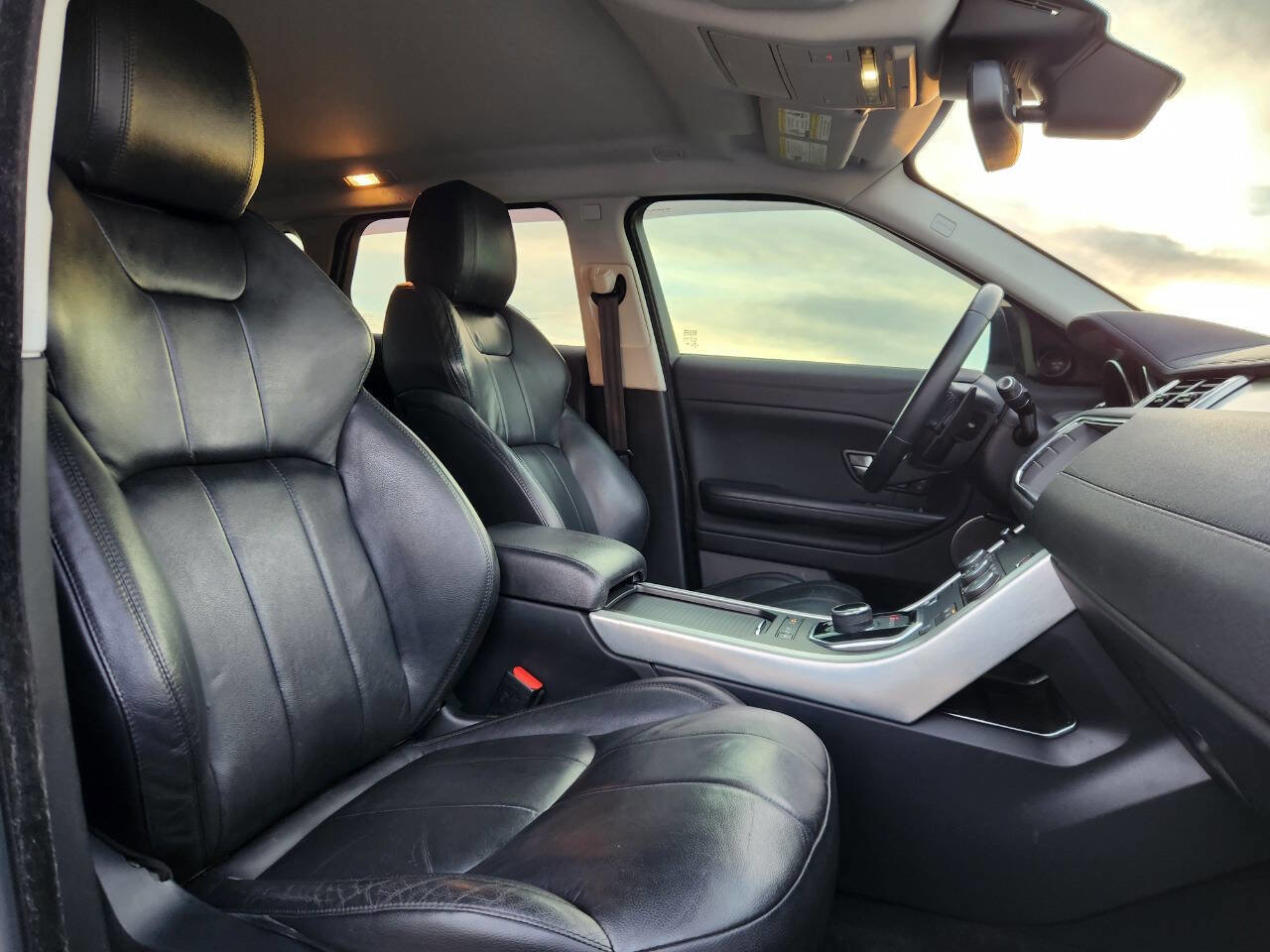 Used 2017 Land Rover Range Rover Evoque SE image 13