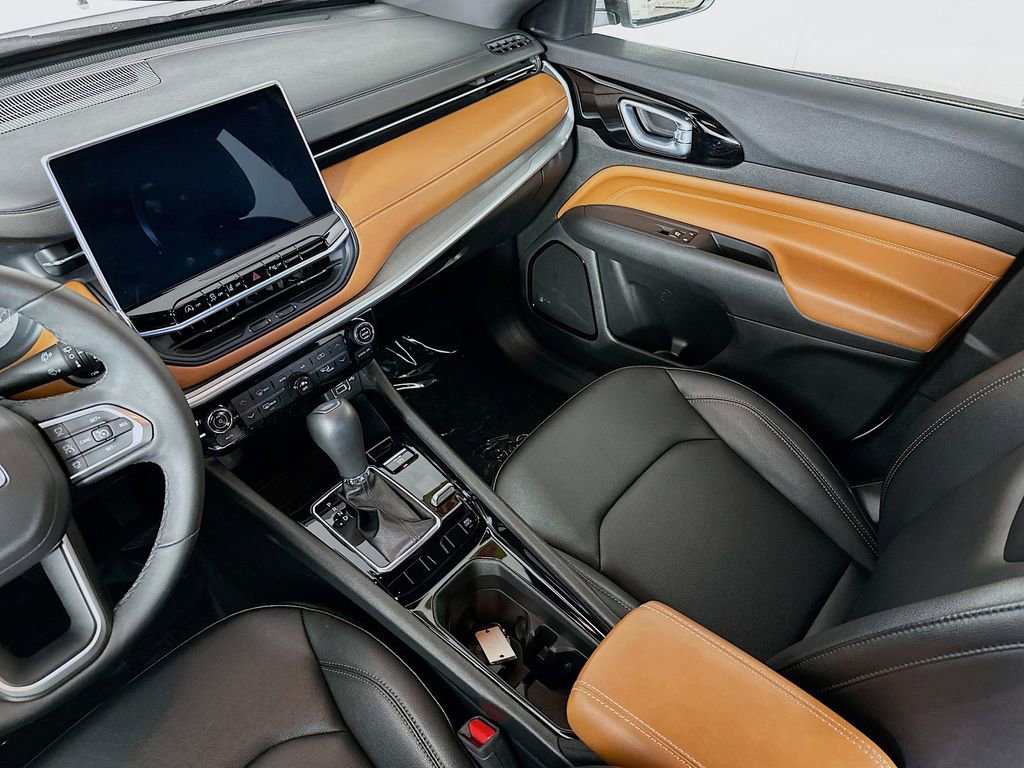 Certified 2024 Jeep Compass Limited image 32