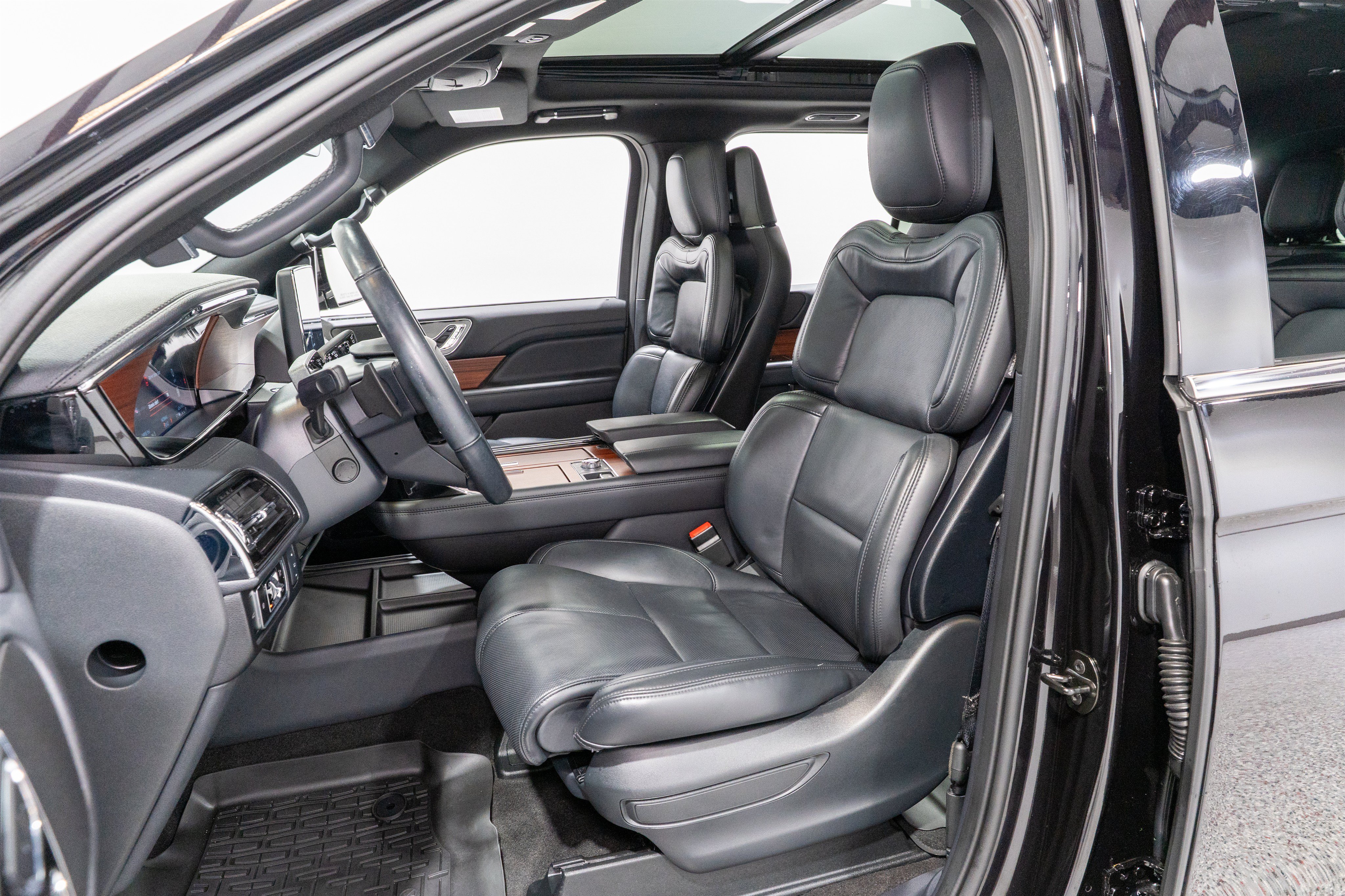 Used 2024 Lincoln Navigator Reserve AWD/4WD image 17