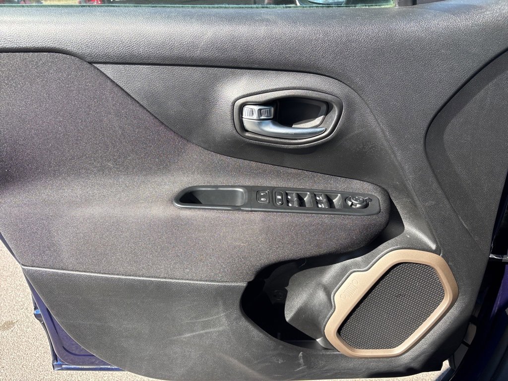 Used 2017 Jeep Renegade Latitude w/ Cold Weather Group image 23