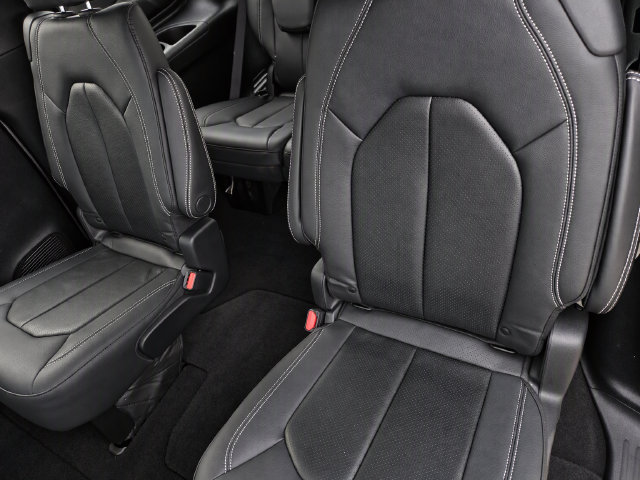 Used 2020 Chrysler Pacifica Touring-L w/ S Appearance Package FWD image 12