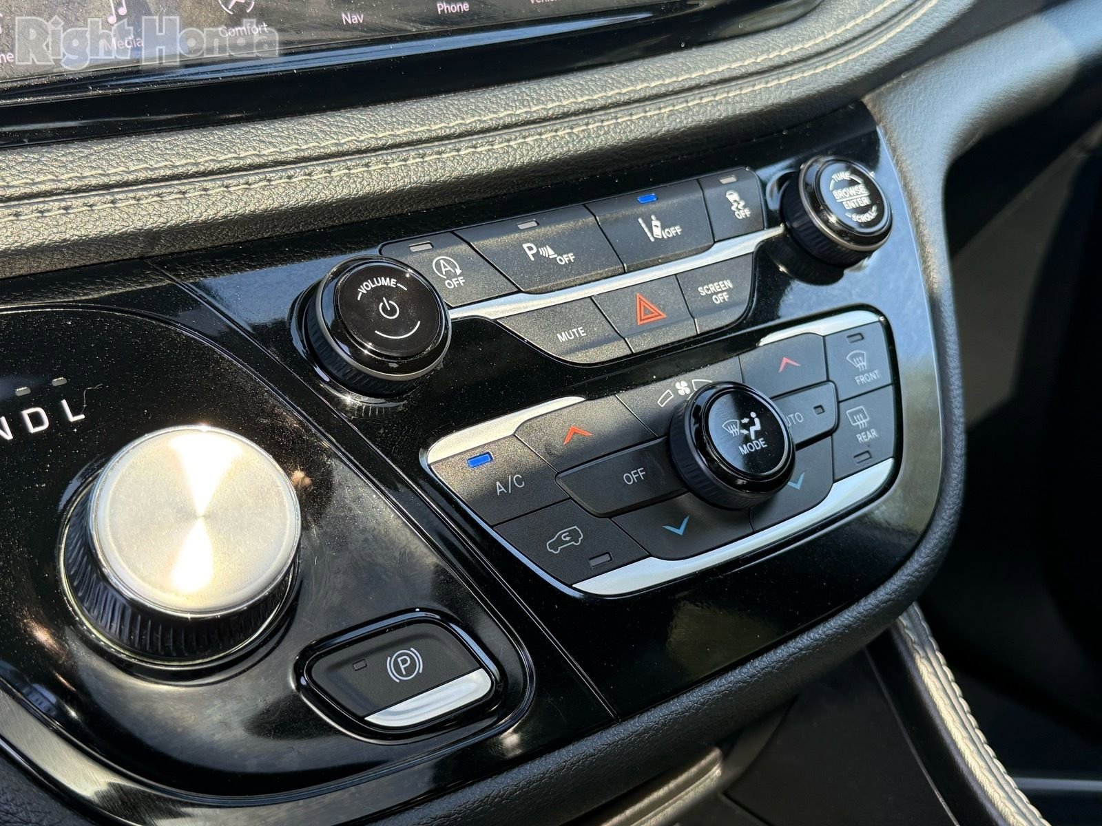 Used 2025 Chrysler Pacifica Limited image 22